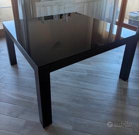 Tavolo in legno con piano in cristallo 