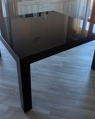 Tavolo in legno con piano in cristallo 