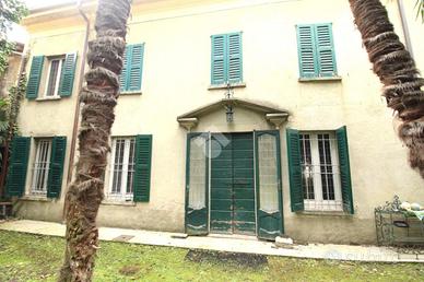 VILLA A SCHIERA A MERATE