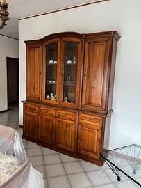 Soggiorno con tavolo e sei sedie