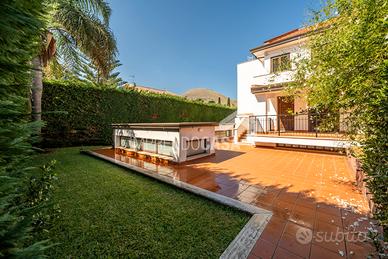 Porzione di Villa, 5 vani 110 mq 2 liv. Mondello