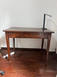 Tavolo di legno stile retró