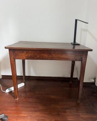 Tavolo di legno stile retró