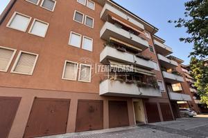 TRICAMERE DOPPISERVIZI AL 1 PIANO CON GARAGE