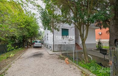 BIFAMILIARE DA RISTRUTTURARE LIBERA SU 4 LATI