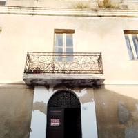 Palazzina al centro, Tissi