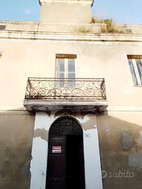 Palazzina al centro, Tissi