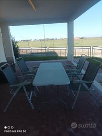 Tavolo e sedie da campeggio 