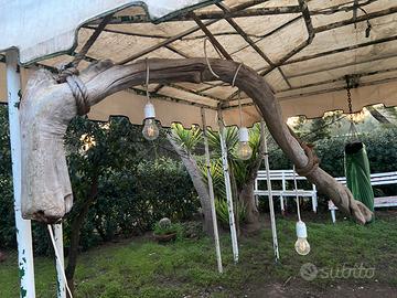 Struttura in legno di mare con illuminazione