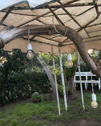 Struttura in legno di mare con illuminazione