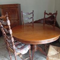 Tavolo rotondo in noce con sei sedie