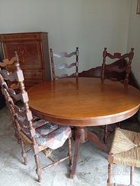 Tavolo rotondo in noce con sei sedie