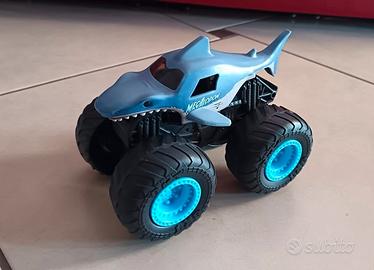 macchina squalo monster jam truck