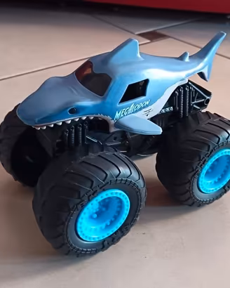 macchina squalo monster jam truck