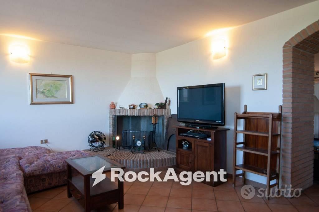 Rustico / Casale di 370 m² con 5 locali e box auto - Vista 4