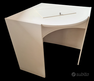 Mobile ad angolo di colore bianco con specchiera