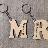 Portachiavi in legno a forma di lettera e incision