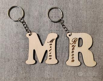 Portachiavi in legno a forma di lettera e incision