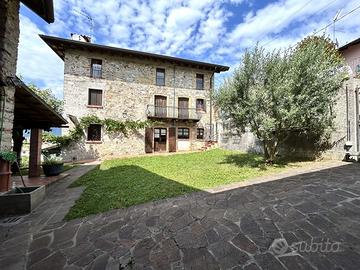 Casale in pietra ristrutturato con vigneto
