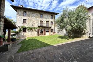 Casale in pietra ristrutturato con vigneto