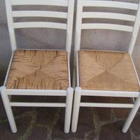 Due sedie laccate di bianco