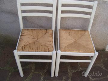 Due sedie laccate di bianco