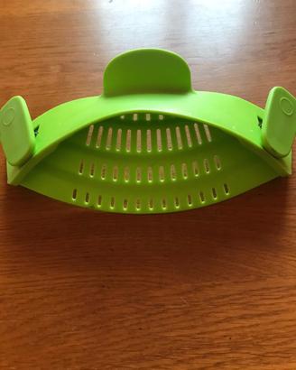 Scolapasta in silicone con mollette