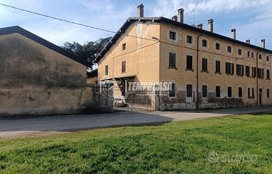 CASCINA IMMERSA NEL VERDE IDEALE PER NUOVE UNITA'