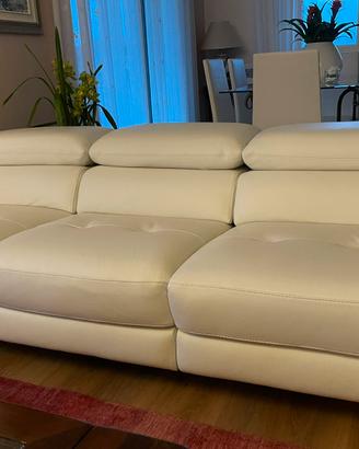 Divano artigianale in pelle bianca