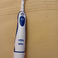 Spazzolino da denti ORAL B a batterie