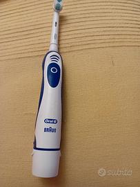 Spazzolino da denti ORAL B a batterie