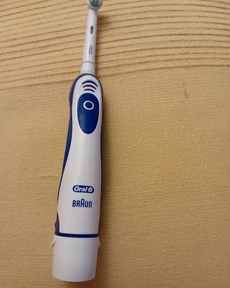 Spazzolino da denti ORAL B a batterie