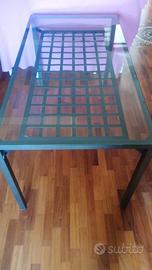 Tavolo da pranzo in metallo e vetro