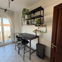 set: 2 sedio + tavolo alto + 2 mensole sospese