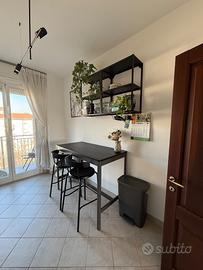 set: 2 sedio + tavolo alto + 2 mensole sospese