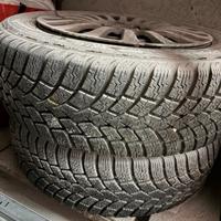 Cerchi con gomme e copricerchi punto evo