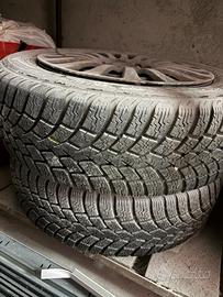 Cerchi con gomme e copricerchi punto evo