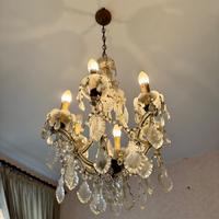 Lampadari con pendenti cristalli di Murano