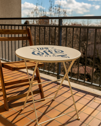 Tavolino vintage pieghevole rotondo in metallo con