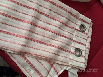 tenda bianca con motivi rossi