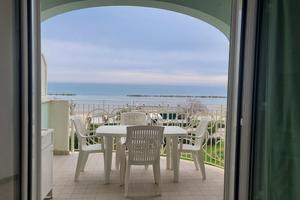 Da Pasqua al 31/05 - trilocale affacciato sul mare