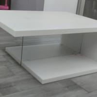 Tavolino da salotto moderno.