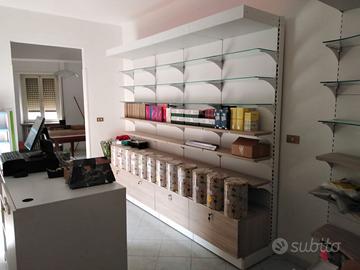 Elegante mobile con cassetti. Ditta Gibam Composit