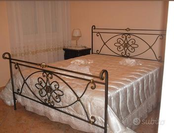 Letto matrimoniale in ferro battuto artigianale 