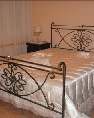 Letto matrimoniale in ferro battuto artigianale 