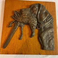 Tavola di legno con cane da caccia in bronzo