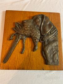 Tavola di legno con cane da caccia in bronzo