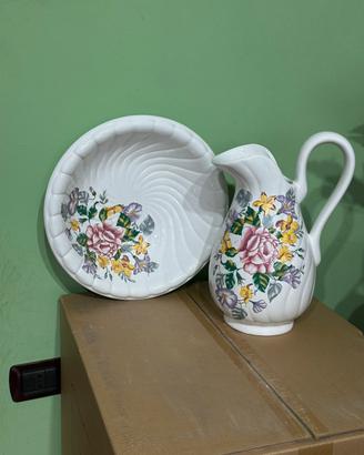 Brocca e catinella in porcellana.