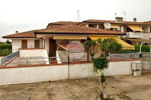 VILLA A SCHIERA A SABAUDIA