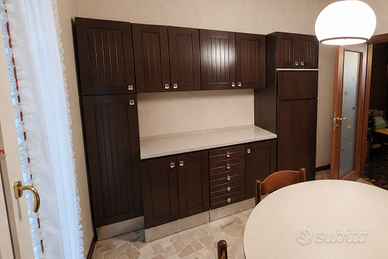Cucina in legno massello con elettrodomestici
